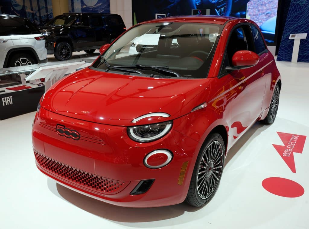 Neuer roter Fiat 500 im Verkaufsraum